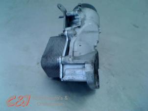 Begagnade Oljefilterhus Peugeot Partner Tepee (7A/B/C/D/E/F/G/J/P/S) 1.6 HDI 75 Pris € 68,25 Marginaltabell erbjuds av C&J Bedrijfsauto's & Onderdelen