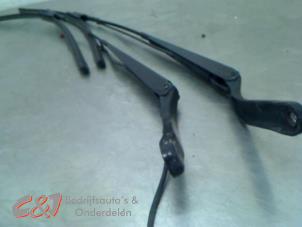 Begagnade Främre torkararm Mercedes Sprinter 3t (906.11/906.21) 211 CDI 16V Pris € 42,00 Marginaltabell erbjuds av C&J Bedrijfsauto's & Onderdelen