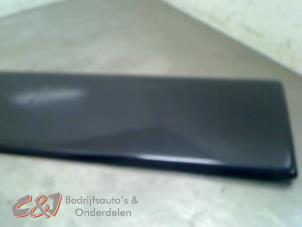 Begagnade Dekorstripe Opel Vivaro 1.9 DI Pris € 26,25 Marginaltabell erbjuds av C&J Bedrijfsauto's & Onderdelen