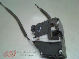 Begagnade Dörrlåsmekanism, 2-dörrars, höger Peugeot Boxer (U9) 2.2 HDi 100 Euro 4 Pris € 47,25 Marginaltabell erbjuds av C&J Bedrijfsauto's & Onderdelen