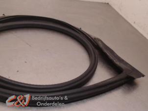 Begagnade Dörrtätning, 4-dörrars, vänster bak Fiat Ducato (243/244/245) 2.8 JTD Pris € 26,25 Marginaltabell erbjuds av C&J Bedrijfsauto's & Onderdelen