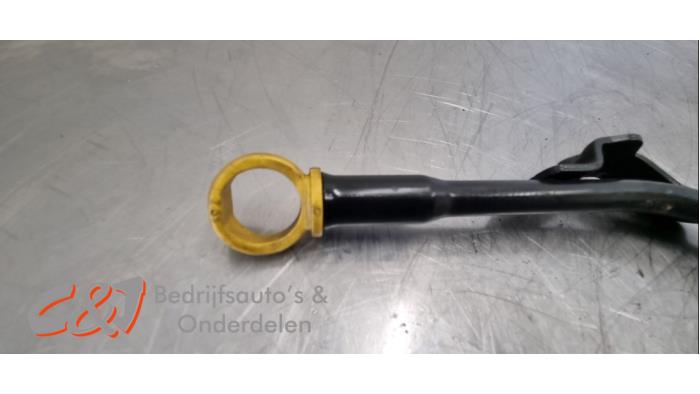 Oljemätsticka från en Ford Tourneo Connect/Grand Tourneo Connect 1.5 EcoBlue 2021