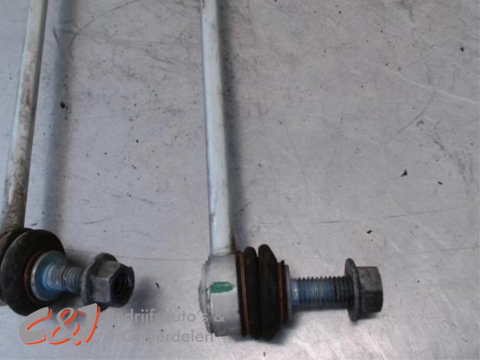 Främre krängningshämmare från en Ford Tourneo Connect/Grand Tourneo Connect 1.5 EcoBlue 2021