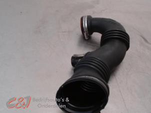 Gebruikte Aanzuigslang Lucht Peugeot Partner (GC/GF/GG/GJ/GK) 1.6 HDI 75 16V Prijs € 21,00 Margeregeling aangeboden door C&J Bedrijfsauto's & Onderdelen
