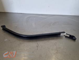 Begagnade Skena, skjutdörr, höger Peugeot Partner (EF/EU) 1.5 BlueHDi 130 Pris € 78,75 Marginaltabell erbjuds av C&J Bedrijfsauto's & Onderdelen