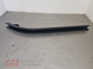 Begagnade Skena, skjutdörr, höger Peugeot Partner (EF/EU) 1.6 BlueHDi 100 Pris € 31,50 Marginaltabell erbjuds av C&J Bedrijfsauto's & Onderdelen