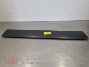 Gebruikte Sierstrip Renault Trafic (1FL/2FL/3FL/4FL) 1.6 dCi 115 Prijs € 52,50 Margeregeling aangeboden door C&J Bedrijfsauto's & Onderdelen