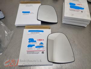 Używane Szyba lusterka prawego Opel Vivaro 2.5 CDTI 16V Cena € 19,06 Z VAT oferowane przez C&J Bedrijfsauto's & Onderdelen