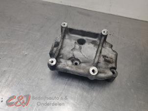 Używane Wspornik pompy klimatyzacji Iveco New Daily VI 33S12, 35C12, 35S12 Cena € 26,25 Procedura marży oferowane przez C&J Bedrijfsauto's & Onderdelen