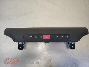 Gebruikte Paniekverlichtings Schakelaar Iveco New Daily VI 33S16, 35C16, 35S16 Prijs € 31,50 Margeregeling aangeboden door C&J Bedrijfsauto's & Onderdelen