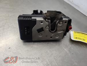 Begagnade Låsmekanism, skjutdörr, vänster Opel Vivaro 2.5 DTI 16V Pris € 42,00 Marginaltabell erbjuds av C&J Bedrijfsauto's & Onderdelen