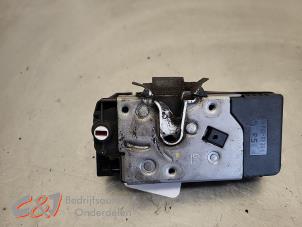 Begagnade Låsmekanism, skjutdörr, höger Opel Vivaro 1.9 DI Pris € 26,25 Marginaltabell erbjuds av C&J Bedrijfsauto's & Onderdelen