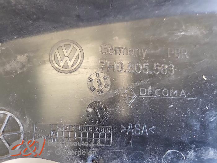 Strålkastarskydd höger från en Volkswagen Transporter T5 2.5 TDi PF 2009