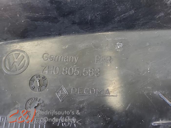 Strålkastarskydd höger från en Volkswagen Transporter T5 1.9 TDi 2004