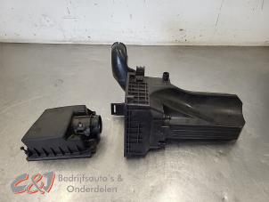 Używane Obudowa filtra powietrza Ford Transit Courier 1.5 TDCi 75 Cena € 42,00 Procedura marży oferowane przez C&J Bedrijfsauto's & Onderdelen