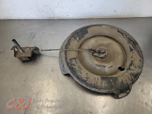 Gebruikte Ophangmechaniek reservewiel Mercedes Vito (447.6) 2.2 114 CDI 16V Prijs € 105,00 Margeregeling aangeboden door C&J Bedrijfsauto's & Onderdelen