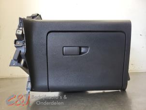 Używane Schowek w desce rozdzielczej Peugeot Partner (EA//EF/EN/EU) 1.5 BlueHDi 130 Cena € 42,00 Procedura marży oferowane przez C&J Bedrijfsauto's & Onderdelen