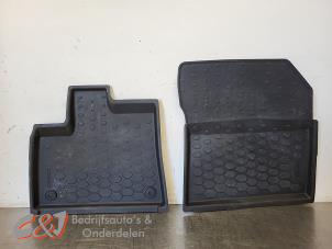 Używane Zestaw dywaników Opel Combo Cargo 1.6 CDTI 100 Cena € 63,00 Procedura marży oferowane przez C&J Bedrijfsauto's & Onderdelen