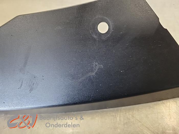 Strålkastarskydd höger från en Volkswagen Transporter/Caravelle T5 1.9 TDi 2009