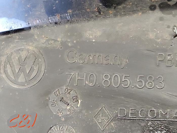 Strålkastarskydd höger från en Volkswagen Transporter/Caravelle T5 1.9 TDi 2009