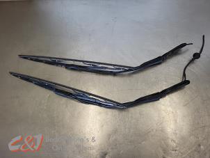 Gebruikte Ruitenwisserarm set Iveco New Daily V 29L15V, 35C15LV, 40C15L, 50C15LV Prijs € 36,75 Margeregeling aangeboden door C&J Bedrijfsauto's & Onderdelen