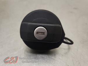 Begagnade Tanklock Volkswagen Caddy III (2KA,2KH,2CA,2CH) 2.0 SDI Pris € 15,75 Marginaltabell erbjuds av C&J Bedrijfsauto's & Onderdelen