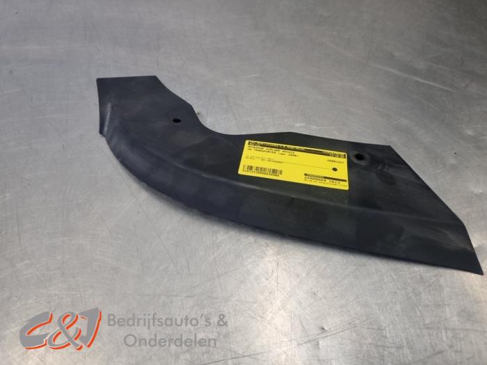 Strålkastarskydd höger från en Volkswagen Transporter/Caravelle T5 2.5 TDi PF 2008