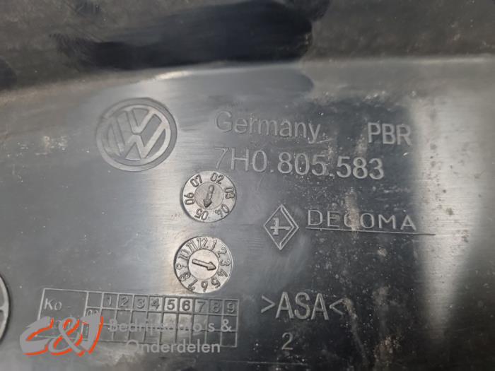 Strålkastarskydd höger från en Volkswagen Transporter/Caravelle T5 2.5 TDi PF 2008