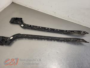 Gebruikte Bumpersteun links-achter Mercedes Vito (447.6) 2.2 116 CDI 16V Prijs € 26,25 Margeregeling aangeboden door C&J Bedrijfsauto's & Onderdelen