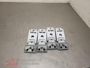 Gebruikte Scharnierset Renault Master III (FV) 2.3 dCi 150 16V FWD Prijs € 210,00 Margeregeling aangeboden door C&J Bedrijfsauto's & Onderdelen