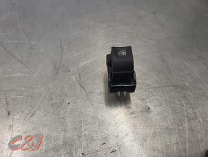 Gebruikte Elektrisch Raam Schakelaar Renault Master III (FV) 2.3 dCi 150 16V FWD Prijs € 21,00 Margeregeling aangeboden door C&J Bedrijfsauto's & Onderdelen