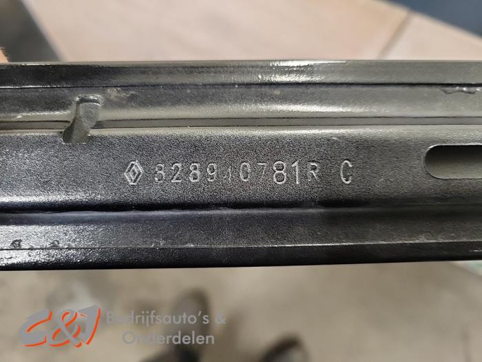 Schuifdeur Rail rechts van een Renault Trafic (1FL/2FL/3FL/4FL) 2.0 dCi 16V 150 2024