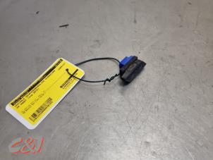 Begagnade Centrallåsbrytare Volkswagen Caddy IV 2.0 TDI 16V DPF Pris € 10,50 Marginaltabell erbjuds av C&J Bedrijfsauto's & Onderdelen