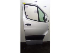 Begagnade Framdörr, 4-dörrars, höger Mercedes Sprinter 5t (907.6) 311 CDI 2.1 D RWD Pris € 635,25 Inklusive moms erbjuds av Autoparts Van De Velde