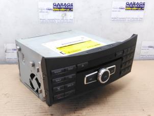 Gebruikte Radio Mercedes E (W212) E-220 CDI 16V BlueEfficiency,BlueTEC Prijs € 121,00 Inclusief btw aangeboden door Autoparts Van De Velde