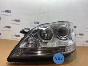 Gebruikte Linker Koplamp Mercedes ML II (164/4JG) 3.0 ML-320 CDI 4-Matic V6 24V Prijs € 332,75 Inclusief btw aangeboden door Autoparts Van De Velde