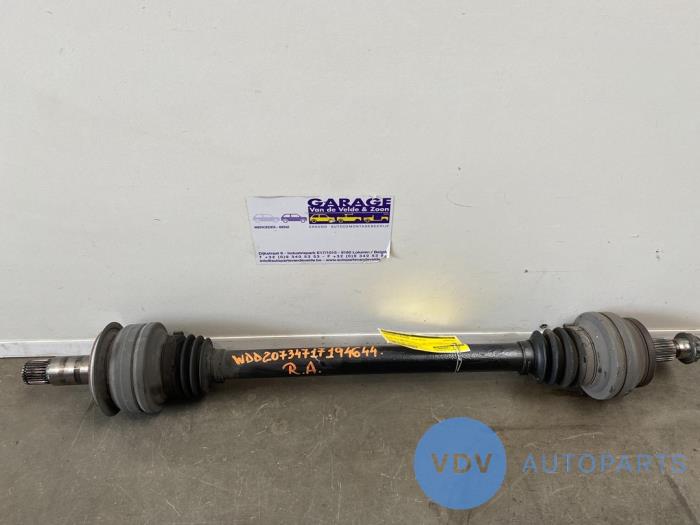 Drivknut, bakre från en Mercedes-Benz E (C207) E-260 CGI 16V BlueEfficiency 2012