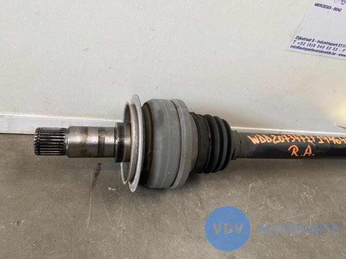 Drivknut, bakre från en Mercedes-Benz E (C207) E-260 CGI 16V BlueEfficiency 2012