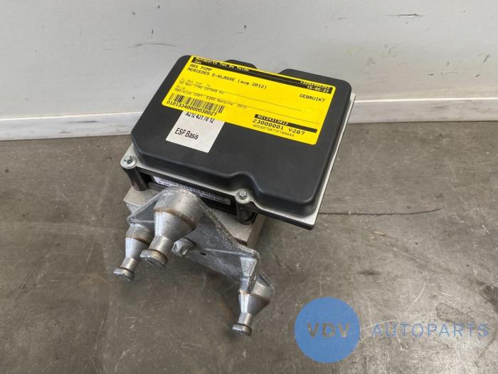 ABS-pump från en Mercedes-Benz E (C207) E-260 CGI 16V BlueEfficiency 2012