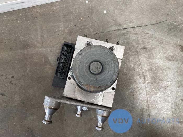 ABS-pump från en Mercedes-Benz E (C207) E-260 CGI 16V BlueEfficiency 2012