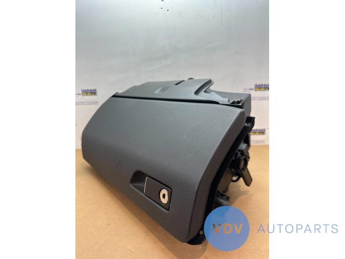 Handskfack från en Mercedes-Benz E (C207) E-260 CGI 16V BlueEfficiency 2012