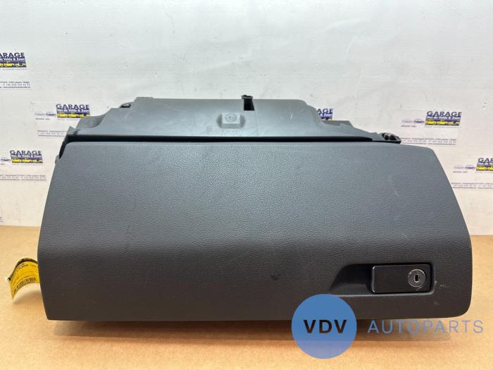 Handskfack från en Mercedes-Benz E (C207) E-260 CGI 16V BlueEfficiency 2012