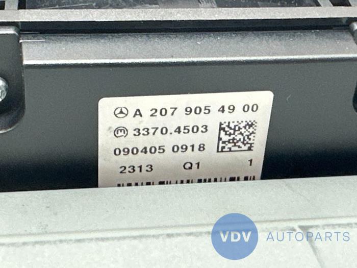 Radio från en Mercedes-Benz E (C207) E-260 CGI 16V BlueEfficiency 2012