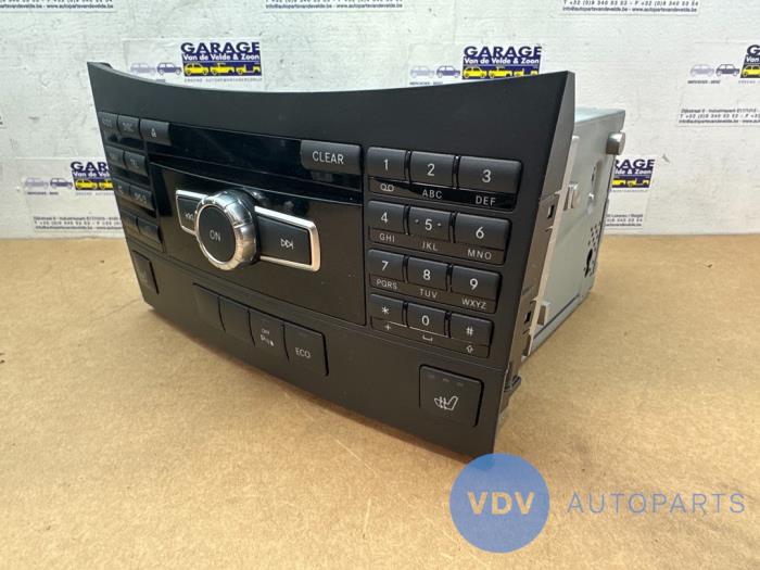 Radio från en Mercedes-Benz E (C207) E-260 CGI 16V BlueEfficiency 2012
