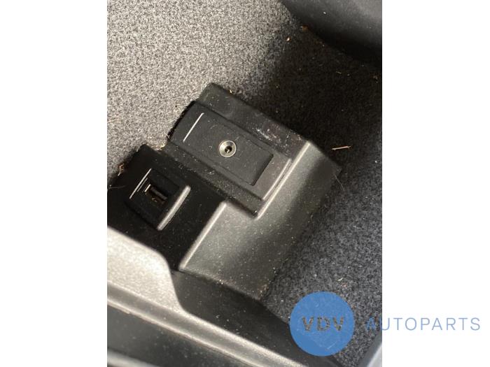 Mittkonsol från en Mercedes-Benz E (C207) E-260 CGI 16V BlueEfficiency 2012