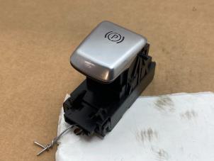 Używane Mechanizm hamulca recznego Mercedes C (W205) C-200 1.6 CDI BlueTEC, C-200 d 16V Cena € 12,10 Z VAT oferowane przez Autoparts Van De Velde