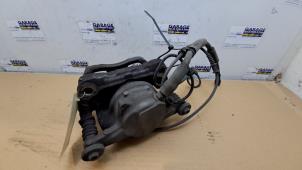 Begagnade Främre bromsok, höger Mercedes C (W205) C-180 1.6 16V Pris € 48,40 Inklusive moms erbjuds av Autoparts Van De Velde