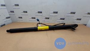 Begagnade Gasfjäder, höger bak Mercedes GLB (247.6) 2.0 GLB-200d 4-Matic Pris € 48,40 Inklusive moms erbjuds av Autoparts Van De Velde