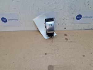 Używane Mechanizm hamulca recznego Mercedes C (W205) C-180 1.6 CDI BlueTEC, C-180 d 16V Cena € 12,10 Z VAT oferowane przez Autoparts Van De Velde