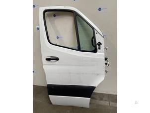 Begagnade Framdörr, 4-dörrars, höger Mercedes Sprinter 5t (907.6) 314 CDI 2.1 D FWD Pris € 635,25 Inklusive moms erbjuds av Autoparts Van De Velde